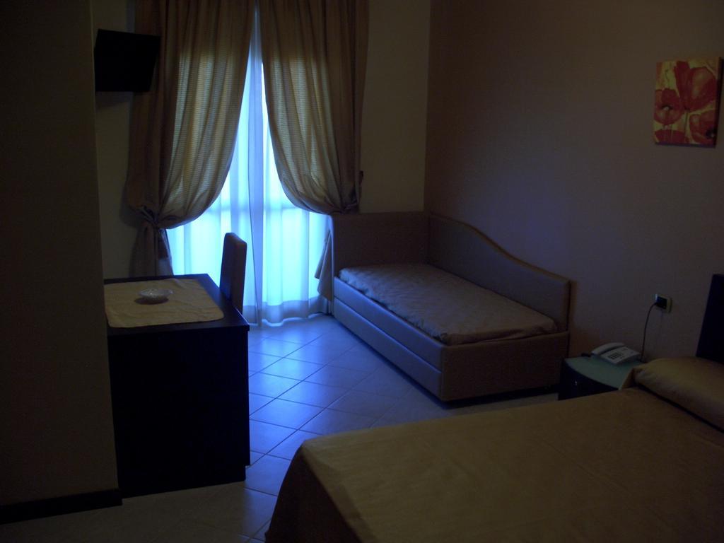 Hotel Naxos B&B Alba Adriatica Room photo