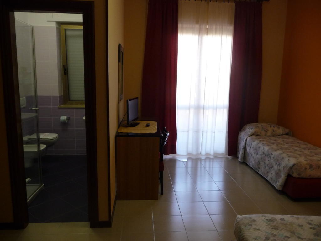 Hotel Naxos B&B Alba Adriatica Room photo